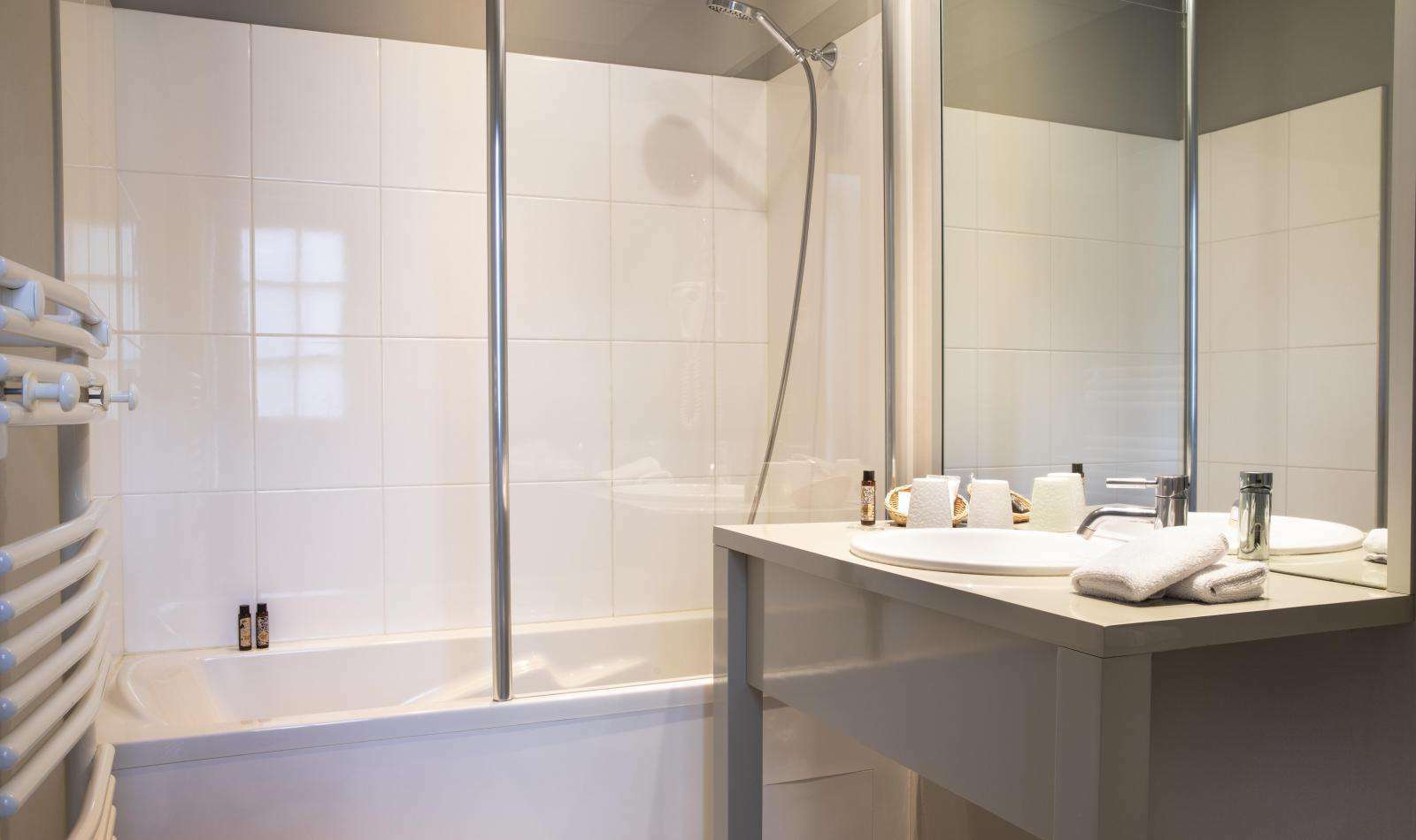 Hotel Country Club Yvré-lʼÉvêque Habitación foto
